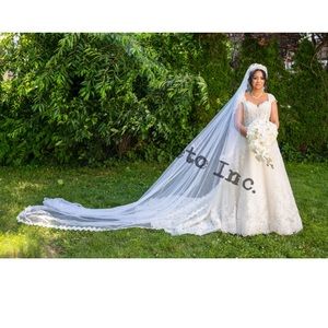 Beautiful lace ivory wedding gown. Size 6-8